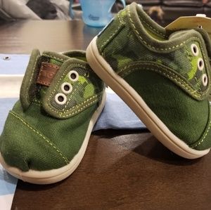 TOMS tiny size 3 Cordones green animal camo